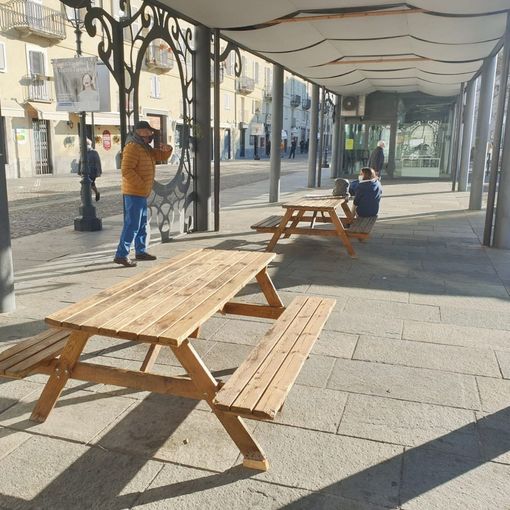 Venaria, rimosse le panche da pic-nic in via Don Alberione. Giulivi: &quot;Erano ritrovo di assembramenti&quot; [VIDEO]
