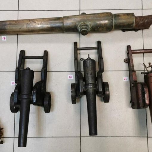 Furgone con armi antiche fermato al confine con la Francia. Alla guida il titolare di un’armeria di Torino