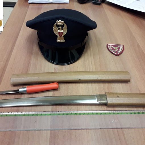 Nasconde sotto il cappotto armi da taglio: 69enne denunciato dalla Polizia