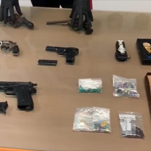 I carabinieri scoprono a Pino un arsenale e articoli di lusso rubati: arrestata una donna, denunciati padre e fratello