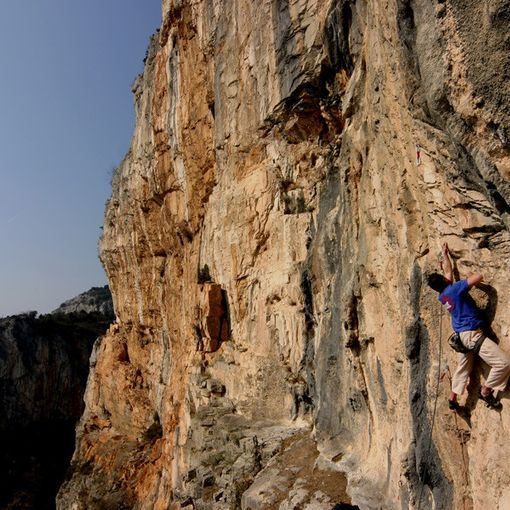 Giovane promessa dell'arrampicata morto in Francia: accompagnatore condannato a 2 anni
