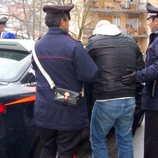 Accoltella una donna alla schiena dopo una lite in discoteca: tentato omicidio in Barriera di Milano
