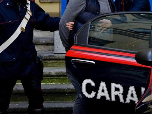 Picchia e rapina un'anziana: 35enne preso grazie a un testimone che fotografa la targa