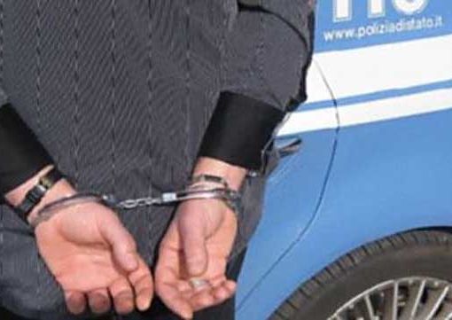 Con un telecomando elettronico apriva le vetture in sosta: topo d'auto fermato dalla Polizia a Torino (VIDEO)