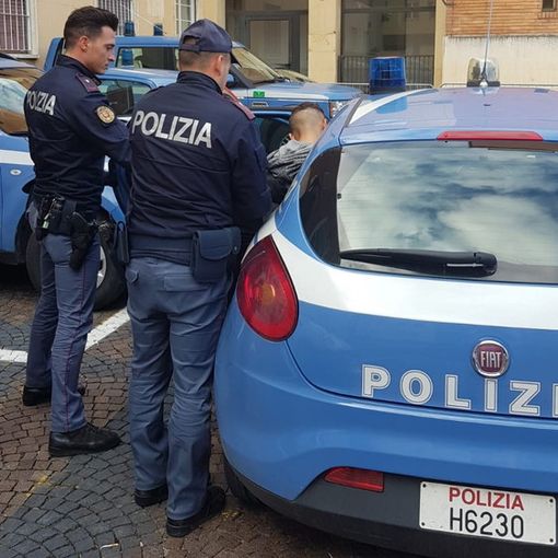 Improvvido ladro di merendine tenta di nascondersi nel controsoffitto, facendolo crollare