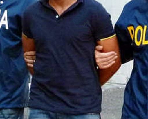 Torino, entra in commissariato con la droga in tasca: arrestato