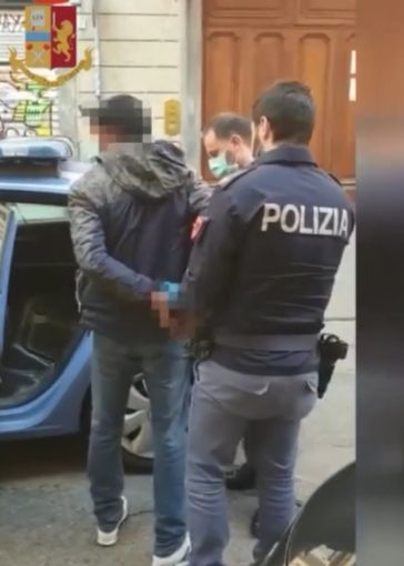 Colpito da ordine di cattura, si presenta in Questura per una denuncia e poi viene arrestato