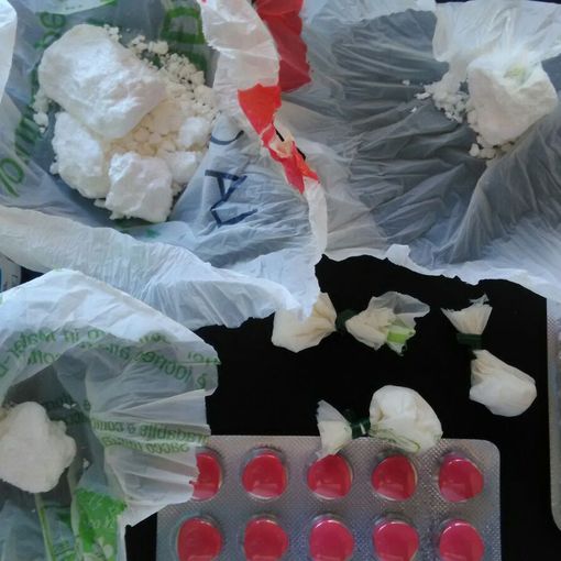 Spaccia al Valentino, scoperto dai poliziotti prova a nascondere lo stupefacente negli slip