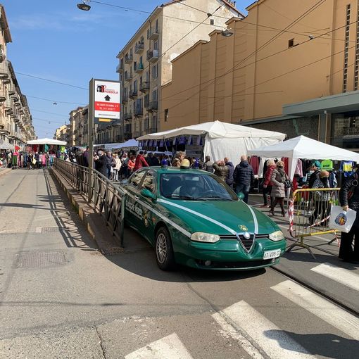 Mercato e auto in via Di Nanni