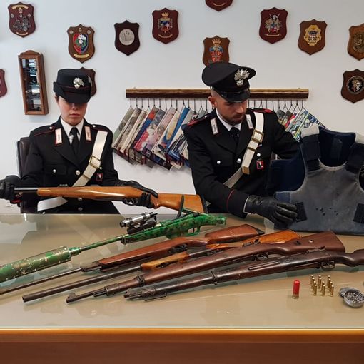 I carabineri scoprono un arsenal in un fienile di Leinì: due gli arrestati