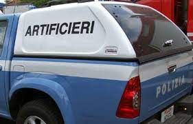 Allarme bomba per uno zainetto abbandonato in via Berthollet, accanto alla Sinagoga: traffico bloccato e artificieri in azione