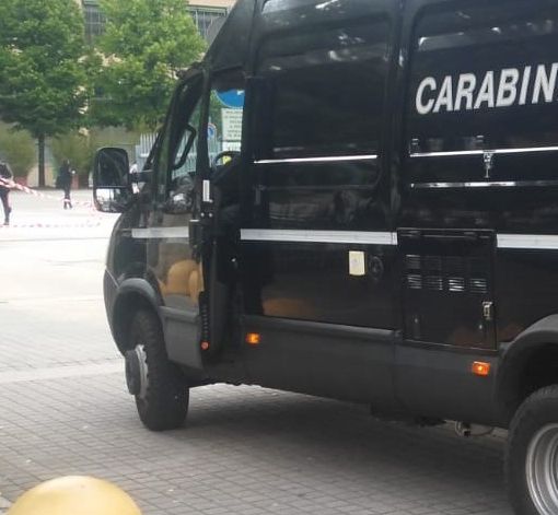 Allarme bomba davanti all'ingresso della metro &quot;Lingotto&quot;: ma nel trolley abbandonato ci sono soltanto vestiti