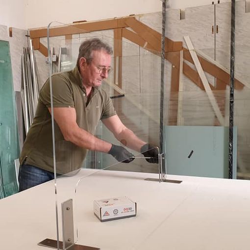 L'artigiano ai tempi della Fase 2: a Vanchiglia il vetraio si è convertito al plexiglass
