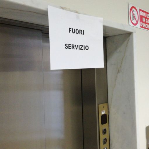 In Regione tre ascensori fermi su quattro: è la rivincita delle scale