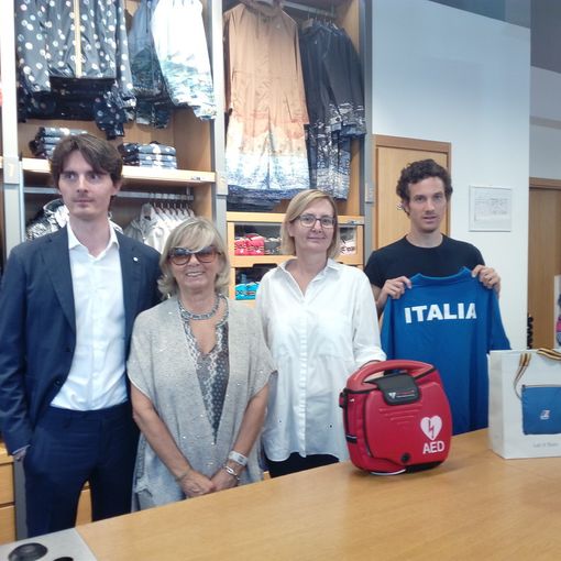 Via Roma a Torino diventa cardioprotetta: defibrillatore nel negozio K-Way