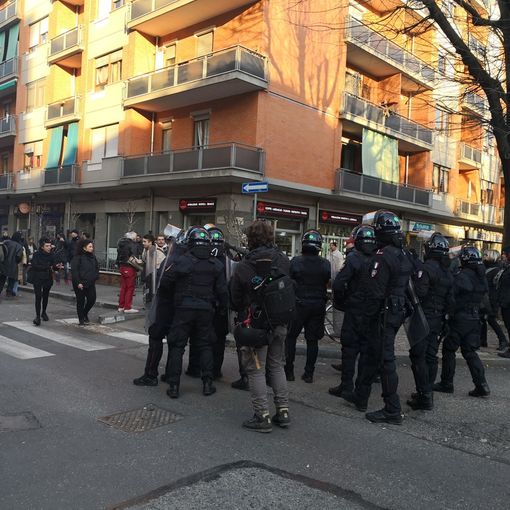 Sgombero Asilo occupato di via Alessandria, attimi di tensione: fermata un'antagonista