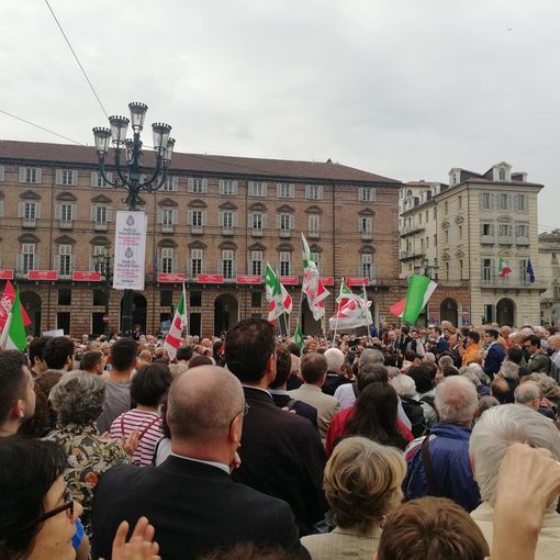 Oltre un migliaio di persone in piazza Castello per difendere la Costituzione e Mattarella