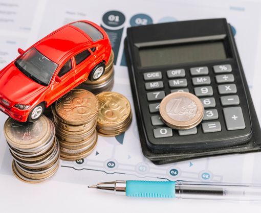 auto con calcolatrice e soldi
