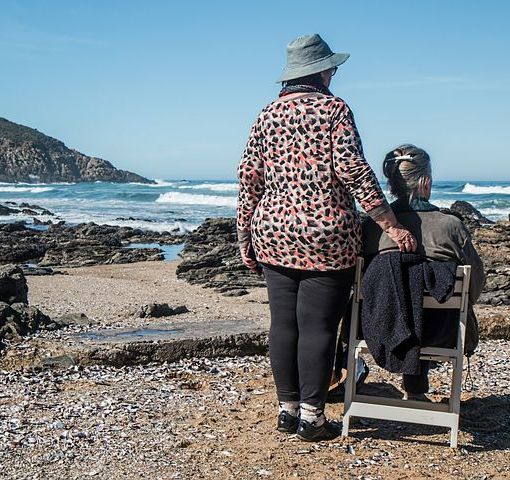 Assistenza domiciliare o badante? Come scegliere il servizio più adatto
