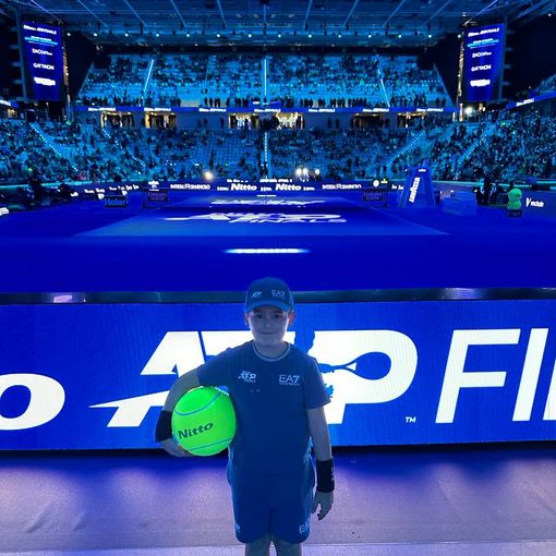 ragazzi a bordo campo per partite di tennis