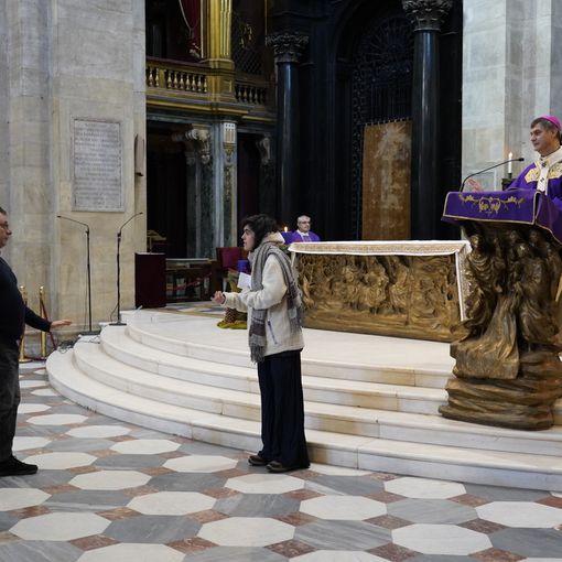 Crisi climatica, Extinction Rebellion interrompono la messa in Duomo con l'arcivescovo Repole [VIDEO]