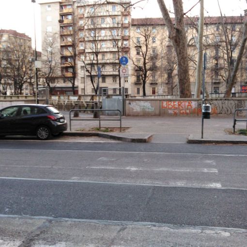 Strisce pedonali “invisibili” ad Aurora. E i pedoni rischiano (FOTO)
