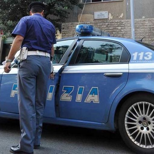Ruba un cellulare al centro Vodafone, inseguito minaccia il titolare: &quot;Sono infetto&quot;