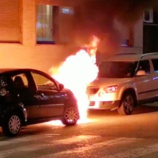 Paura in via Volturno, auto prende fuoco in mezzo alla strada: negoziante spegne l'incendio