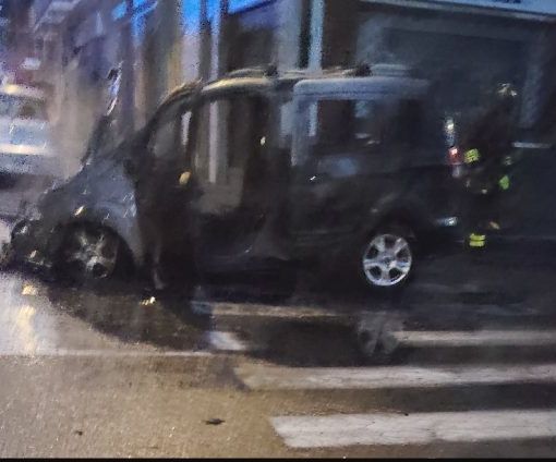 Auto prende fuoco mentre percorre la strada, momenti di paura a Nichelino