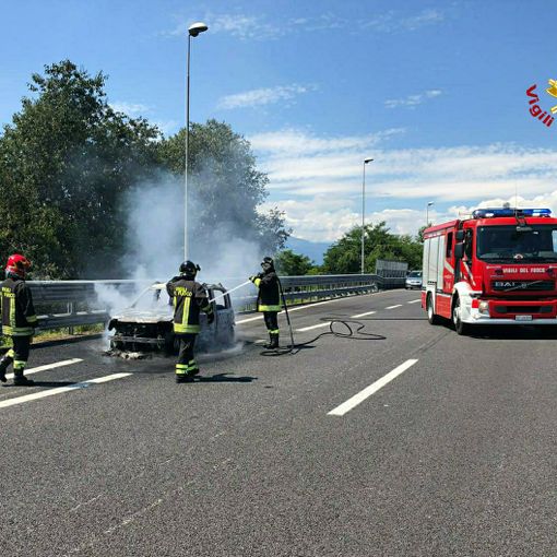 Auto prende fuoco sulla superstrada Torino-Caselle: strada temporaneamente chiusa