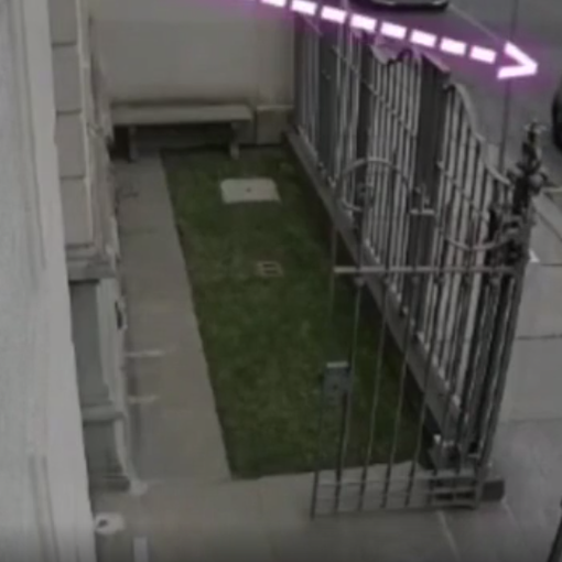 auto ripresa da una telecamera di sicurezza e indicata da una freccia