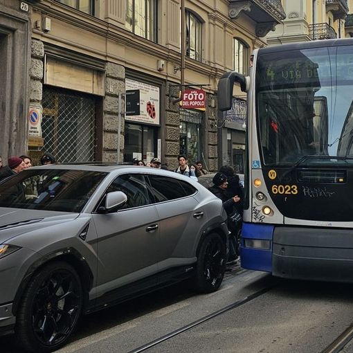 Lamborghini in malasosta blocca tram e auto in via XX Settembre