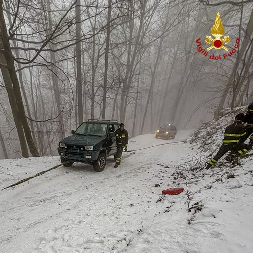 Mattie, auto resta bloccata dalla neve lungo un sentiero tortuoso: decisivo l'intervento dei pompieri Mattie, auto resta bloccata dalla neve lungo un sentiero tortuoso: decisivo l'intervento dei pompieri