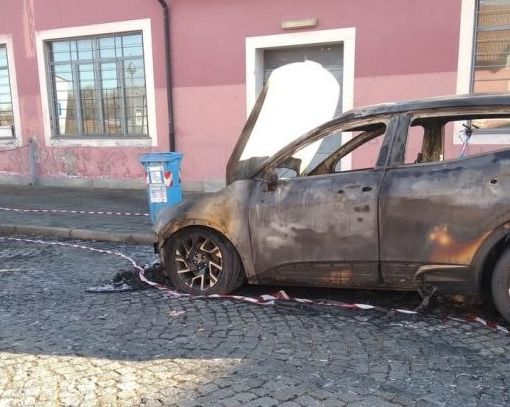 Auto va a fuoco a Moncalieri vicino alle Fonderie Limone, è giallo