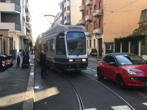 auto blocca tram