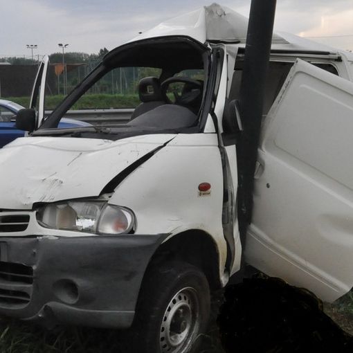 Un autocarro finisce contro un palo della luce: l'automobilista è in prognosi riservata