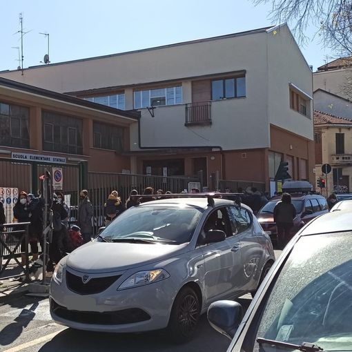 Le auto in doppia fila e la pedonalizzazione