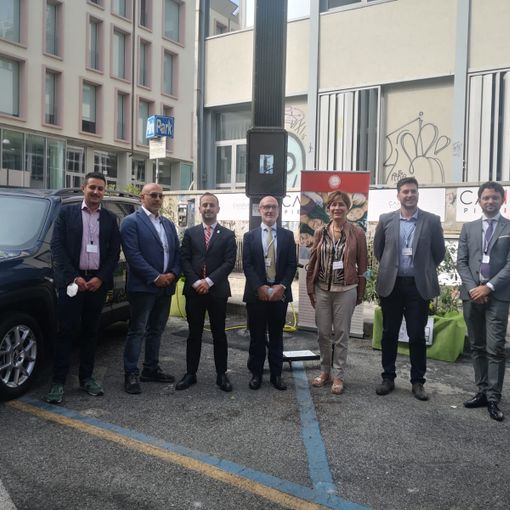 Palo della luce e defibrillatore, ma anche punto di ricarica auto e pc: dietro Palazzo Nuovo la prima Torre Multifunzione
