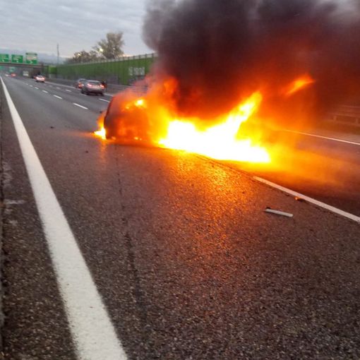 Stupinigi, attimi di paura: auto prende fuoco sulla tangenziale