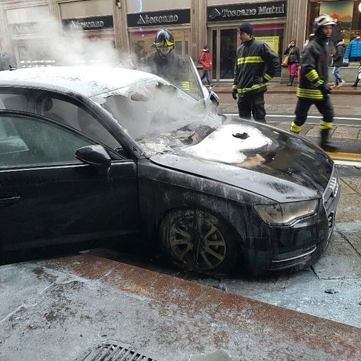 Auto in fiamme in via Pietro Micca: tanta paura, ma nessun ferito (FOTO)