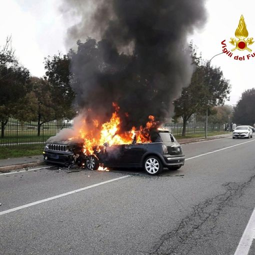 auto in fiamme