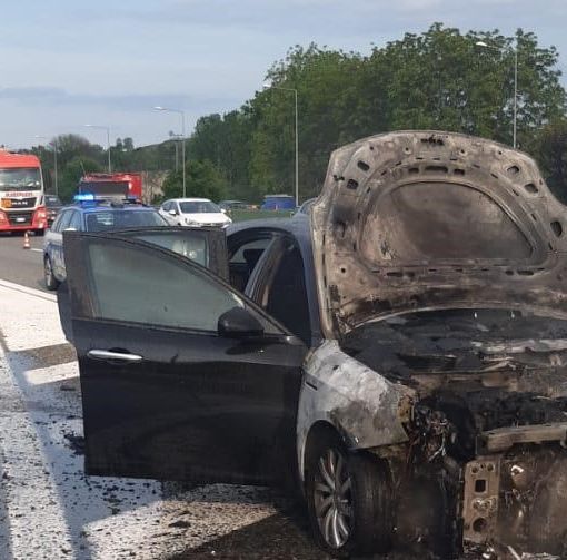 Auto in fiamme in tangenziale all'altezza di Borgaro: code in entrambe le direzioni