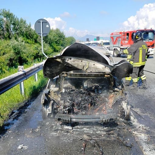 Auto prende fuoco tra Borgaro e Caselle: traffico in tilt sulla tangenziale