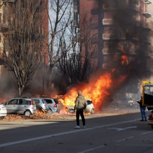 Torino, auto in fiamme in via San Pio VII (FOTO e VIDEO)