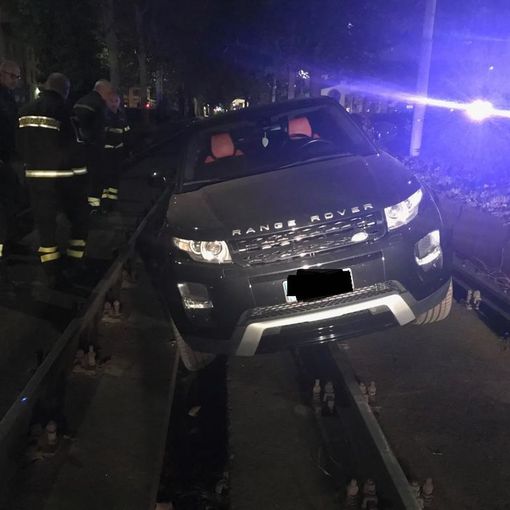 Percorre in contromano la banchina riservata ai tram e si incastra tra i binari