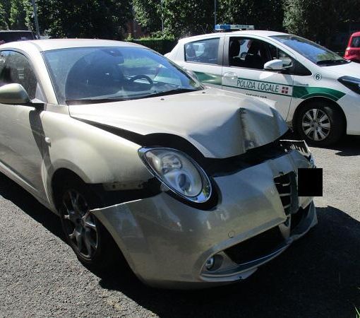 Si schianta nella notte contro un palo della luce, che resta pericolante: la polizia locale di Nichelino individua il responsabile