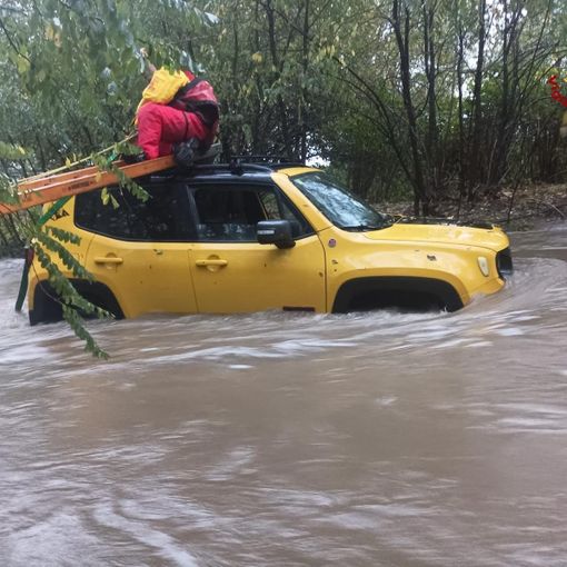 auto nel guado