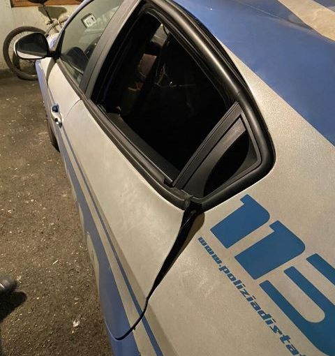La furia del pusher si scatena contro i poliziotti: fermato grazie all'intervento dei passanti