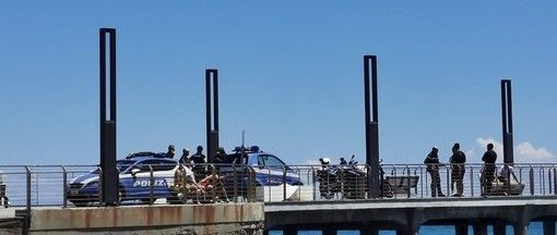 Tenta furto e malmena un dipendente del supermercato: denunciato dalla Polizia