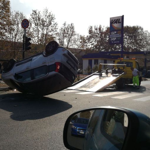 Incidente vicino a Piazza D'armi. Un'auto si ribalta in mezzo all'incrocio